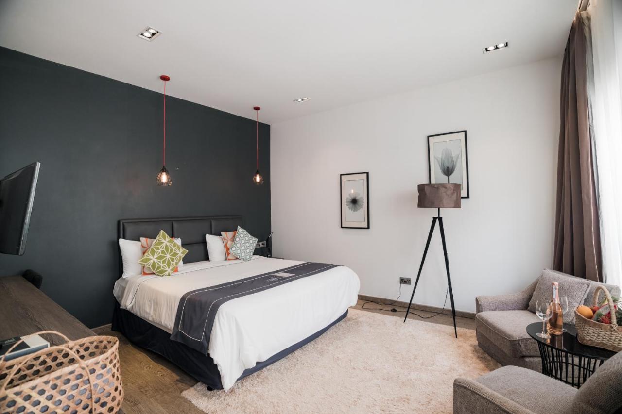 White Boutique Hotel And Residences Sihanoukville Room photo
